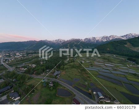 清晨白馬山脈和白馬村的全景 66010179