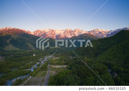 白馬山脈和白馬村美麗的日出長野白馬村（無人機鳥瞰） 66010185