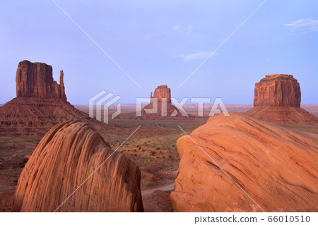 Monument Valley in Utah, sunset Monument Valley in Utah, sunset 66010510