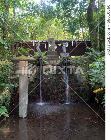 東京不可動搖的瀑布泉的57涼泉水 66010660