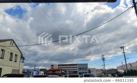 藍天和雲對比 藍天和雲對比 66011193