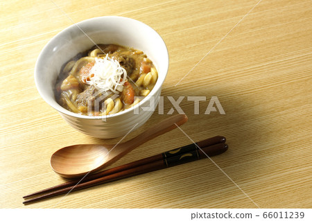 Hot curry udon 66011239