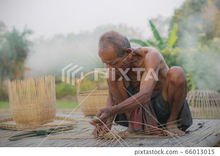 Old man are weaving bamboo. 66013015
