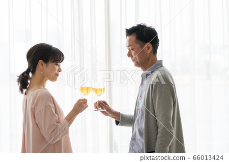 Middle couple 66013424