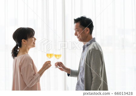 Middle couple 66013428