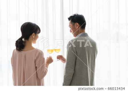 中間的一對 66013434