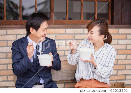 吃外賣咖哩的男女 66013501