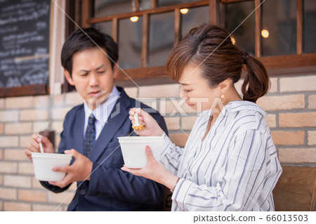 Men and women eating take-out curry (loss of appetite) 66013503