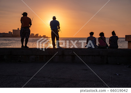 古巴哈瓦那莫羅堡壘在日落海灘釣魚 66019042