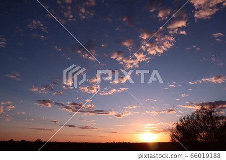 烏魯魯艾爾斯岩天空日落 烏魯魯艾爾斯岩天空日落 66019188