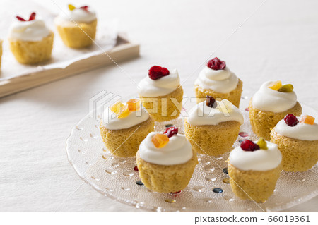 小蛋糕配上乾果和新鮮奶油 小蛋糕配上乾果和新鮮奶油 66019361