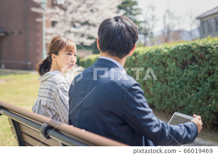 微笑的亞洲商人和女商人 微笑的亞洲商人和女商人 66019469