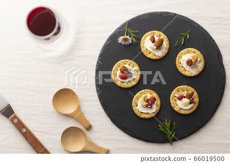 Crackers topped with nuts, dried fruits and cream cheese 66019500