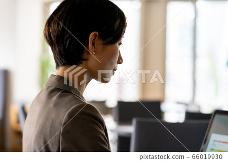 working woman, look downward, 40 66019930