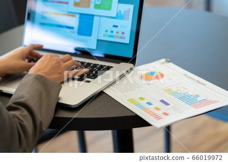 business woman, businesswoman, laptop 66019972