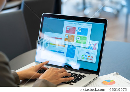 business woman, businesswoman, laptop 66019973