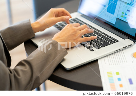 business woman, businesswoman, laptop 66019976