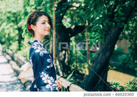 A woman in a yukata for sightseeing in Kyoto [Gion Shirakawa] 66020360