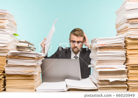 Business executive holds a video conference in the Business executive holds a video conference in the 66020949