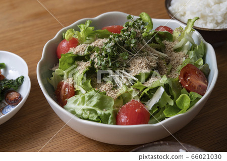 Tomato and lettuce sesame salad Tomato and lettuce sesame salad 66021030