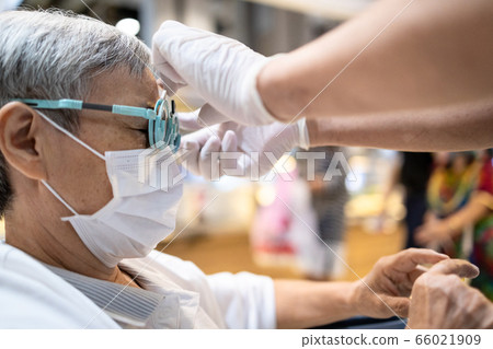 Eye test,Asian senior woman having eyesight test with equipment for check eyes vision,old elderly patient in optometry glasses or trial frame at an optician clinic,eye examination by ophthalmologist Eye test,Asian senior woman having eyesight test with equipment for check eyes vision,old elderly patient in optometry glasses or trial frame at an optician clinic,eye examination by ophthalmologist 66021909