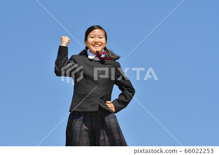 做膽量的女孩在藍天擺在 66022253