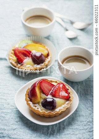 Mini tarts with cream and mix of summer fruit 66022311