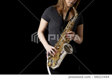 日本年輕女性彈薩克斯管 66023484