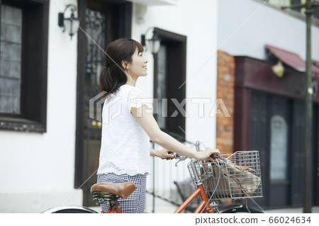 騎自行車的女人 66024634