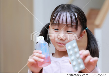 健康狀況不佳(藥物,女孩,女孩,兒童,疾病,感冒,流感,肺炎,發燒,頭痛,牙痛,花粉症) 健康狀況不佳(藥物,女孩,女孩,兒童,疾病,感冒,流感,肺炎,發燒,頭痛,牙痛,花粉症) 66025584