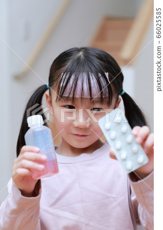 健康狀況不佳(藥物,女孩,女孩,兒童,疾病,感冒,流感,肺炎,發燒,頭痛,牙痛,花粉症) 健康狀況不佳(藥物,女孩,女孩,兒童,疾病,感冒,流感,肺炎,發燒,頭痛,牙痛,花粉症) 66025585