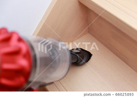 Handy cleaner (cleaning cleaning clean housework stairs dust indoors indoor flooring copy space) Handy cleaner (cleaning cleaning clean housework stairs dust indoors indoor flooring copy space) 66025893