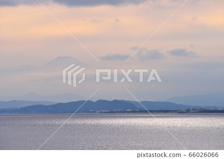 江之島東濱上空飄浮的富士山 66026066