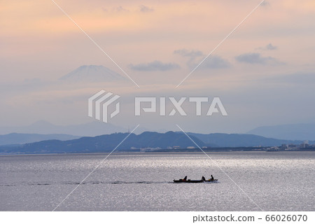 Boats and clouds floating in the sky at Enoshima Higashihama 66026070