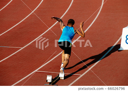 start 400 meters man runner 66026796