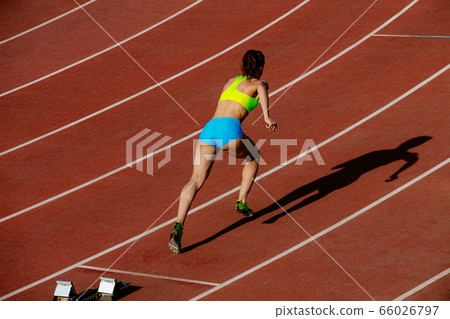 start 400 meters young woman runner 66026797