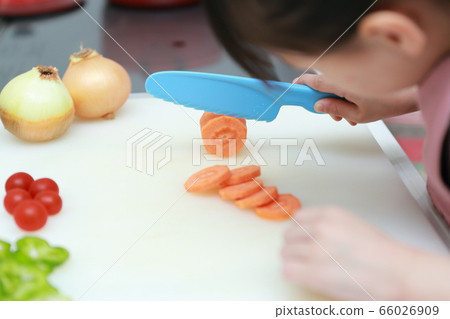 Cooking (Cooking Family Family Parenting Childcare Help Hobby Housewife Knife Knife Children Parents and Children) 66026909