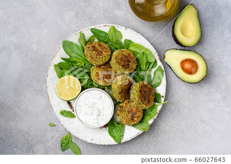 Falafel with yogurt sauce 66027643