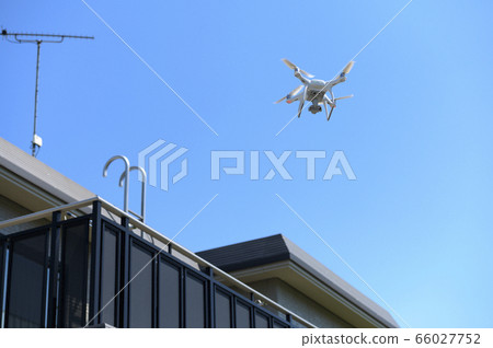 Roof inspection by drone (viewed from the ground) 66027752