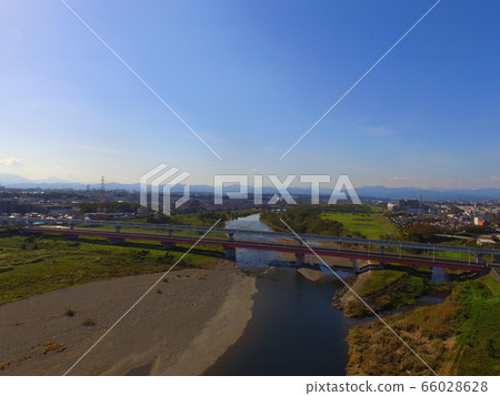 乘坐無人機在多摩河空中俯瞰的“立橋/多摩市單軌線”（東京都日野市） 66028628