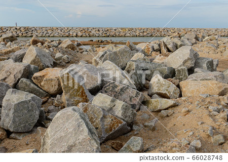 Large stones Was prepared in place of the sandy 66028748