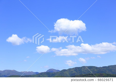 長野縣松本市初夏的藍天和白雲,遠眺小垣原和宇越久原高原的無線電塔 長野縣松本市初夏的藍天和白雲,遠眺小垣原和宇越久原高原的無線電塔 66029871