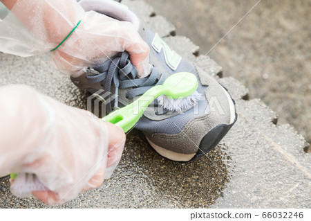 Hand to wash athletic shoes 66032246