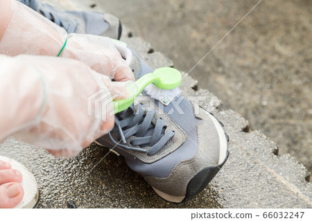 Hand to wash athletic shoes 66032247