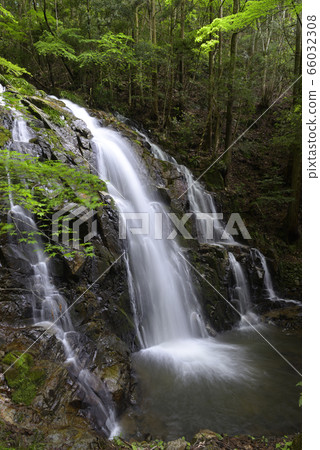 Black soil waterfall (Shishiwa City, Hyogo Prefecture) Black soil waterfall (Shishiwa City, Hyogo Prefecture) 66032308