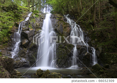 Black soil waterfall (Shishiwa City, Hyogo Prefecture) Black soil waterfall (Shishiwa City, Hyogo Prefecture) 66032309