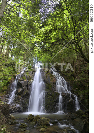 Black soil waterfall (Shishiwa City, Hyogo Prefecture) Black soil waterfall (Shishiwa City, Hyogo Prefecture) 66032310