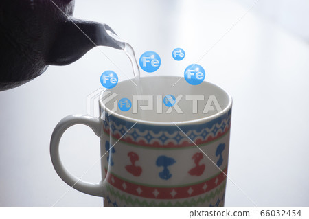 用鐵水倒熱水 用鐵水倒熱水 66032454