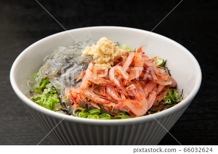 Raw cherry prawns and raw shirasu bowl 66032624