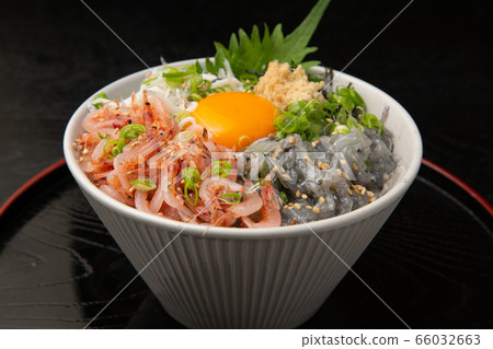 Raw cherry shrimp and shirasu bowl 66032663